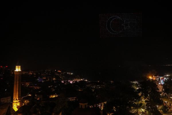 Drone şov gökyüzüne renk kattı