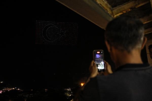 Drone şov gökyüzüne renk kattı