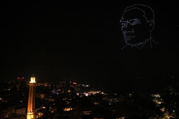 Drone şov gökyüzüne renk kattı