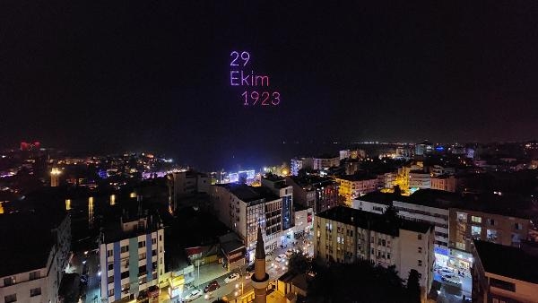 Drone şov gökyüzüne renk kattı