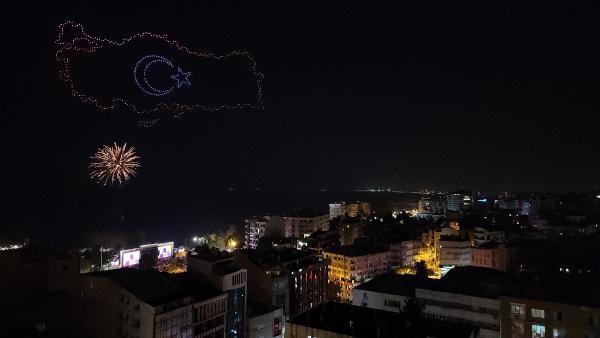 Drone şov gökyüzüne renk kattı