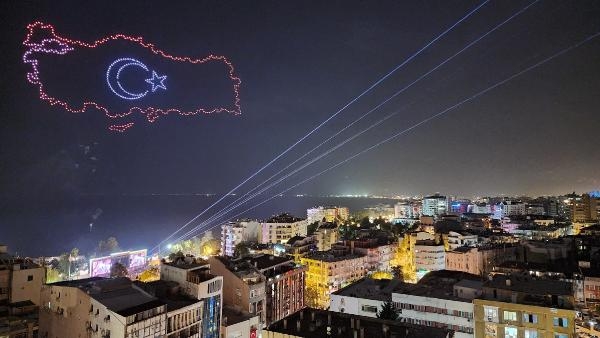 Drone şov gökyüzüne renk kattı