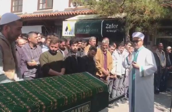 Düğünde maganda kurşunuyla ölen tuhafiyeci toprağa verildi; imam silah uyarısı yaptı