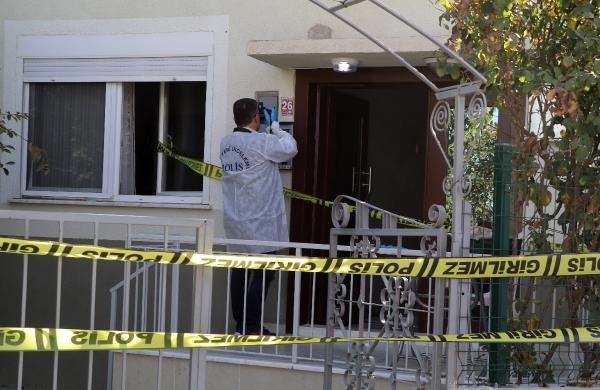 Evinde ölü bulunmuştu, vücudunda 3 bıçak darbesi tespit edildi