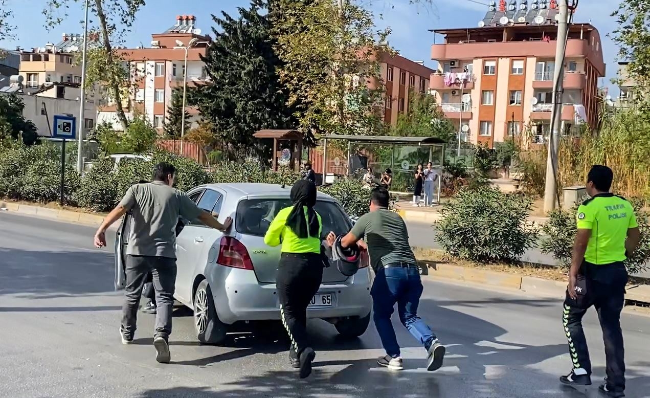 Feci kazada ölümden dönen gence, kadın akrabasından sevinç öpücüğü