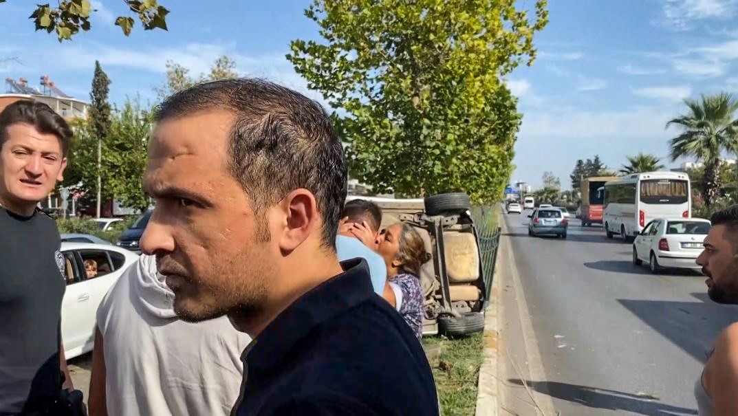 Feci kazada ölümden dönen gence, kadın akrabasından sevinç öpücüğü