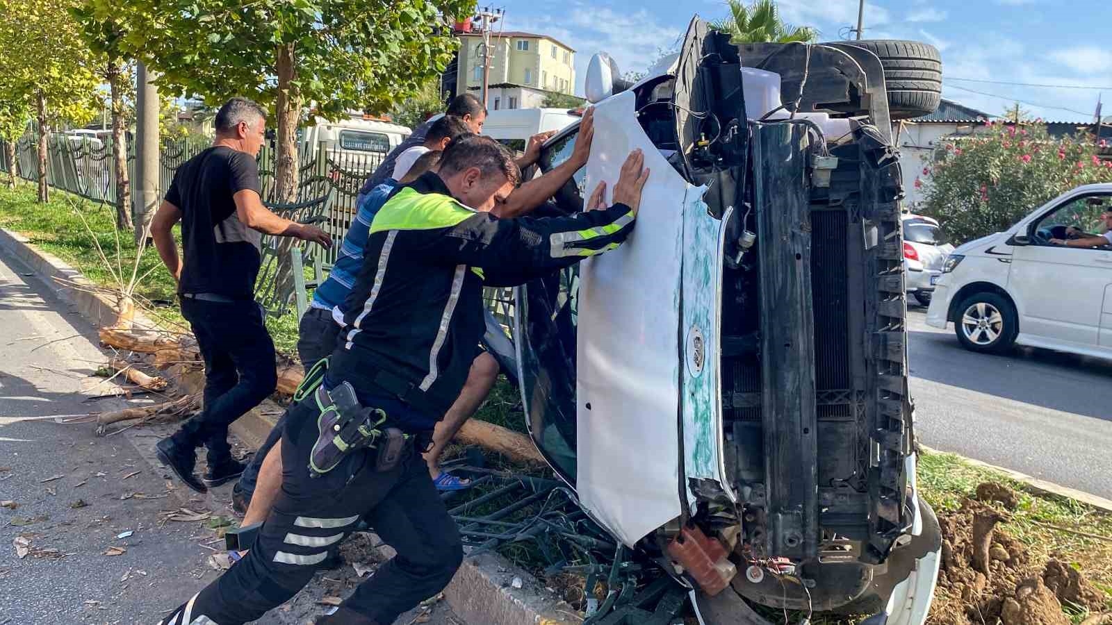 Feci kazada ölümden dönen gence, kadın akrabasından sevinç öpücüğü