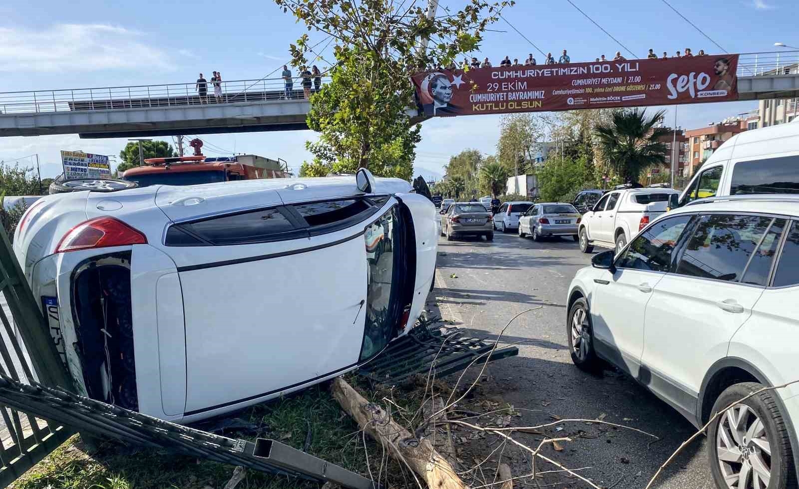 Feci kazada ölümden dönen gence, kadın akrabasından sevinç öpücüğü