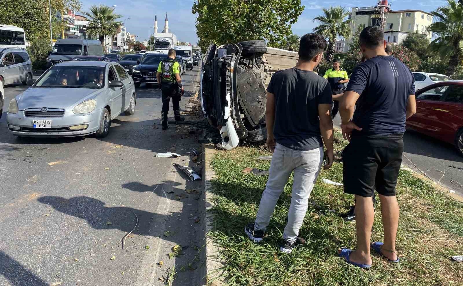 Feci kazada ölümden dönen gence, kadın akrabasından sevinç öpücüğü