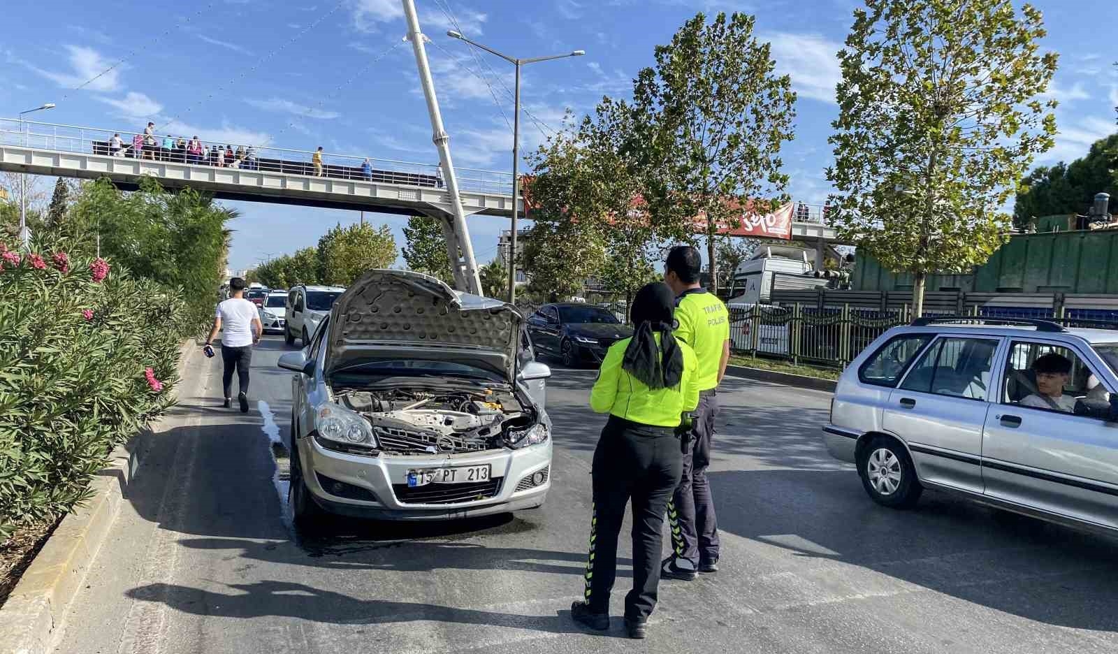 Feci kazada ölümden dönen gence, kadın akrabasından sevinç öpücüğü