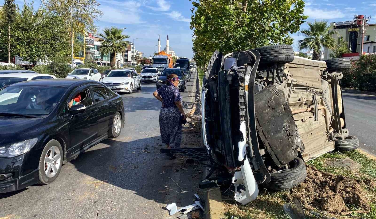Feci kazada ölümden dönen gence, kadın akrabasından sevinç öpücüğü