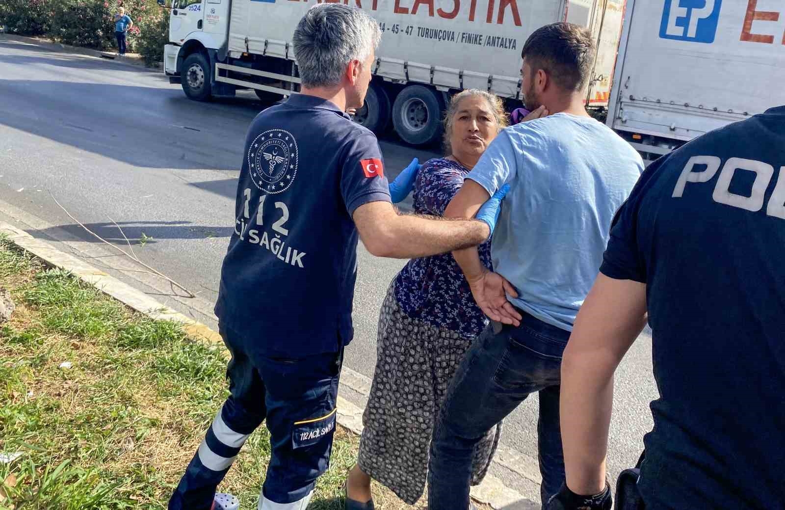 Feci kazada ölümden dönen gence, kadın akrabasından sevinç öpücüğü