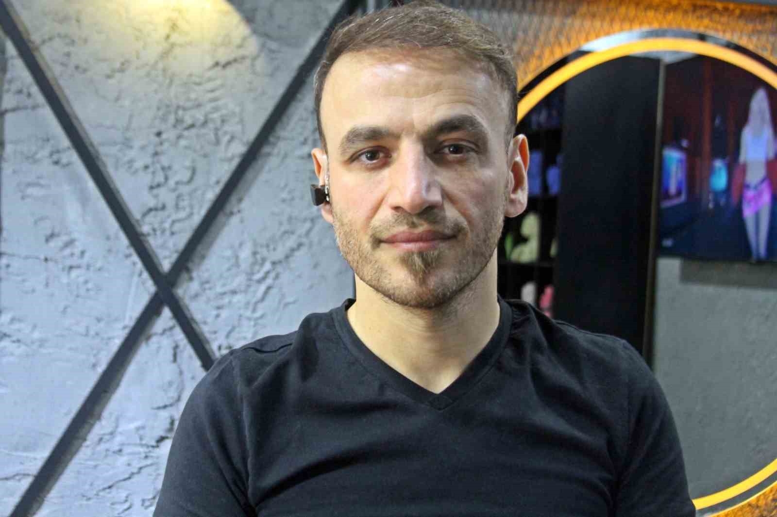 İşe yeni başlayan çırak, kuaförün kedisini dakikalarca tekme ve yumruklarla darp etti