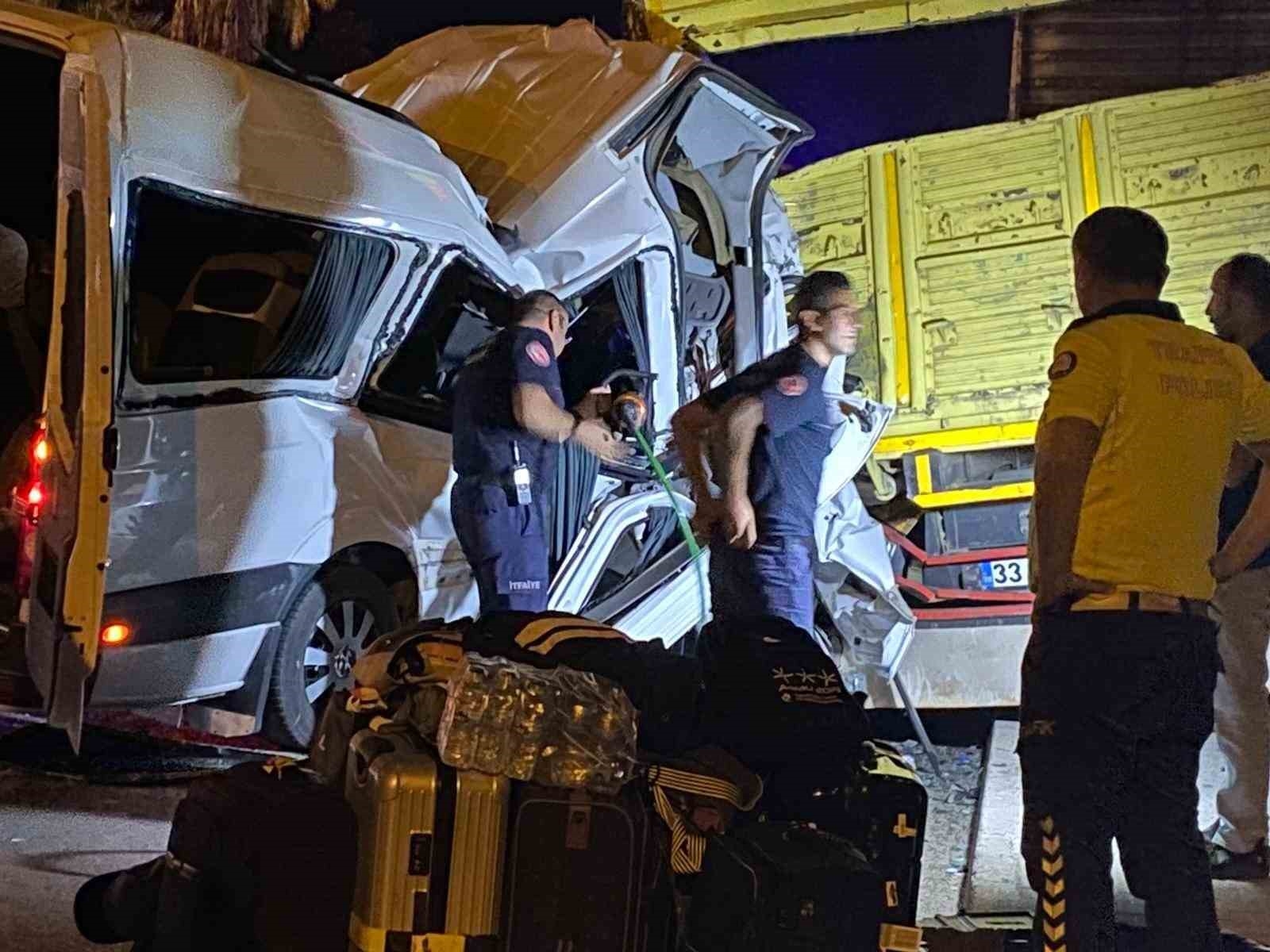 İsveç ve Alman uyruklu turistleri taşıyan minibüs, duran kamyona çarptı: 1 ölü, 10 yaralı