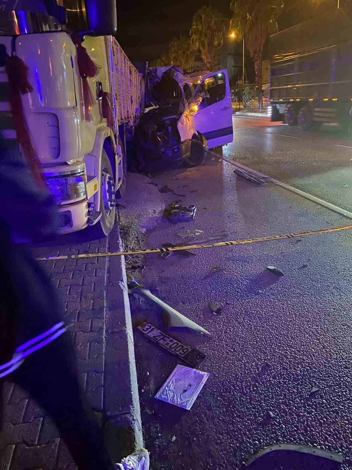 İsveç ve Alman uyruklu turistleri taşıyan minibüs, duran kamyona çarptı: 1 ölü, 10 yaralı
