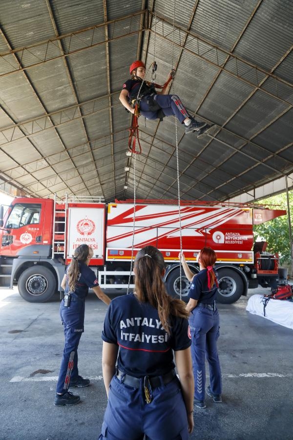 İtfaiyenin 'kadın gücü', gittikleri görevlerde erkek sanılıyor