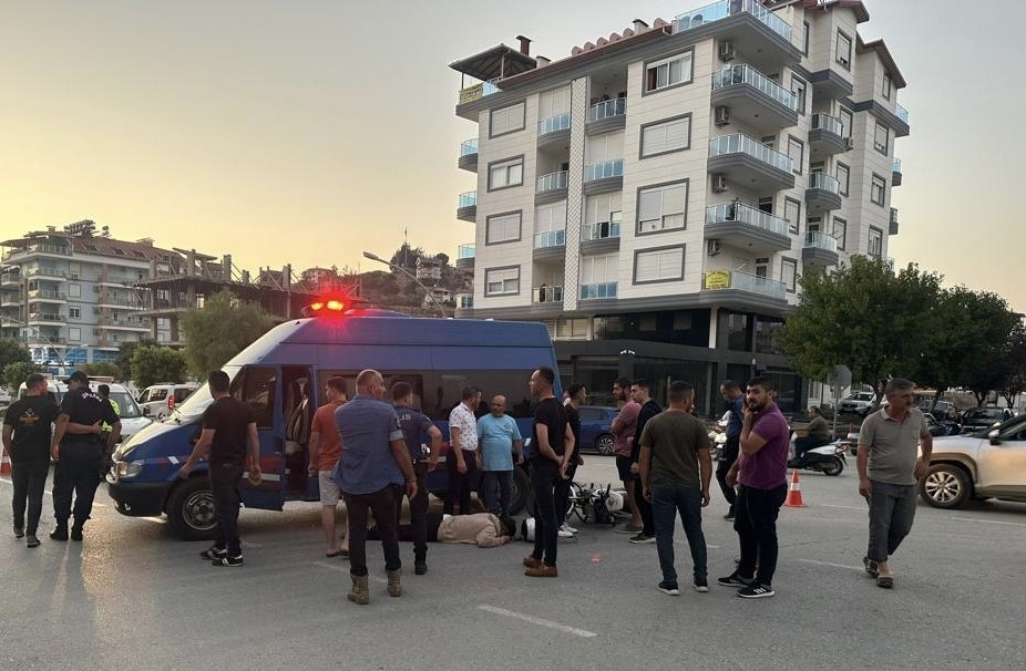 Jandarma aracı ile motosiklet çarpıştı: 1 yaralı