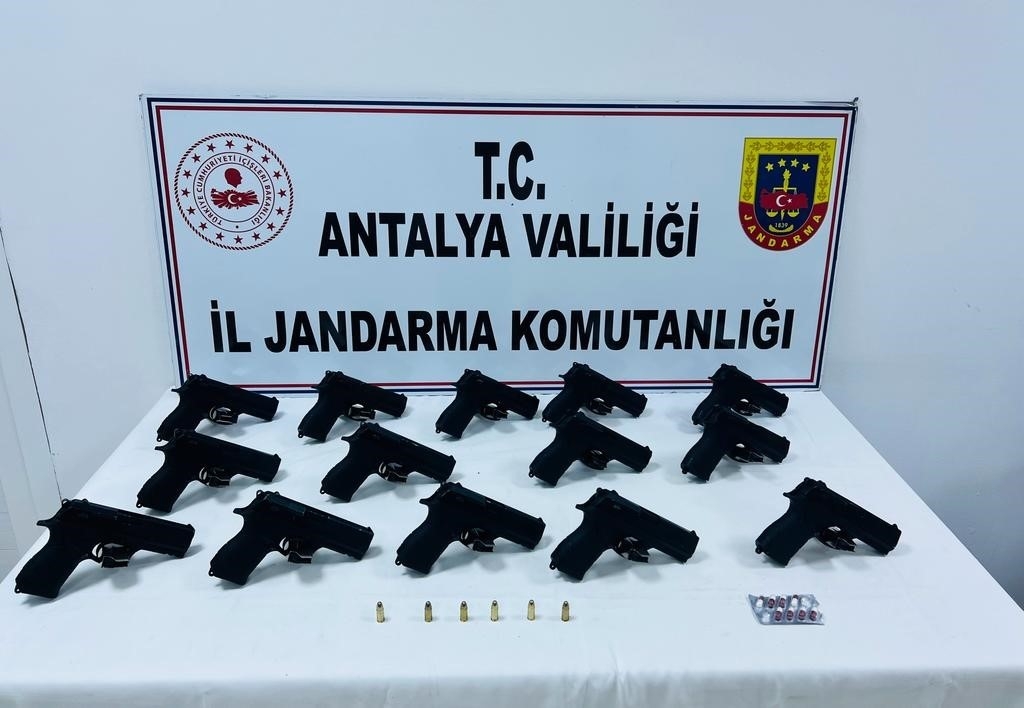 Jandarmadan hareket halindeki otomobile operasyon: 14 ruhsatsız tabanca ele geçirildi