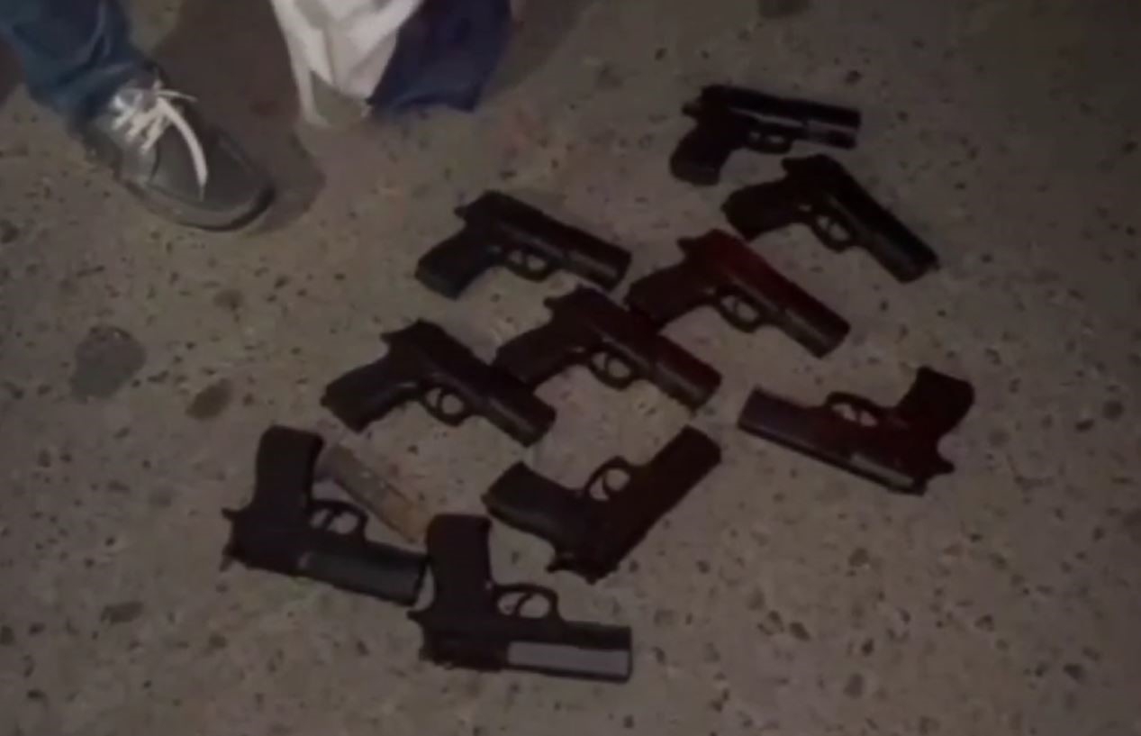 Jandarmadan hareket halindeki otomobile operasyon: 14 ruhsatsız tabanca ele geçirildi