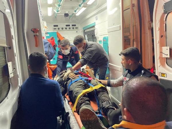 Kaçak göçmenleri taşıyan araç kaza yaptı
