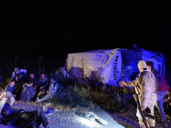 Kaçak göçmenleri taşıyan araç kaza yaptı