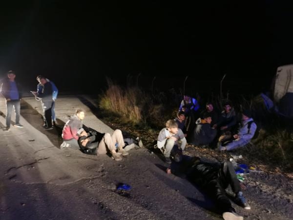 Kaçak göçmenleri taşıyan araç kaza yaptı