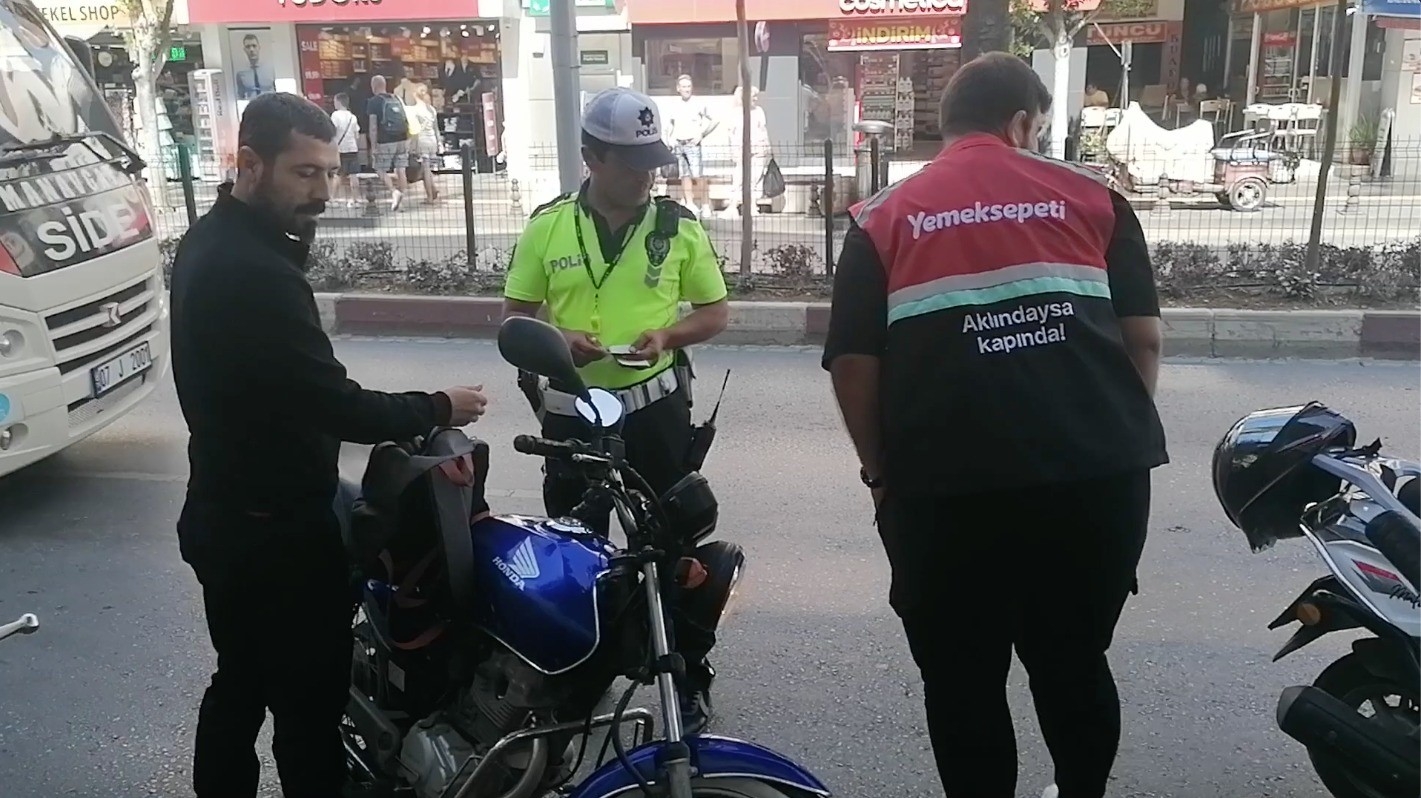 Kafalarında olması gereken kaskı motosiklete taktılar, cezalardan kaçamadılar