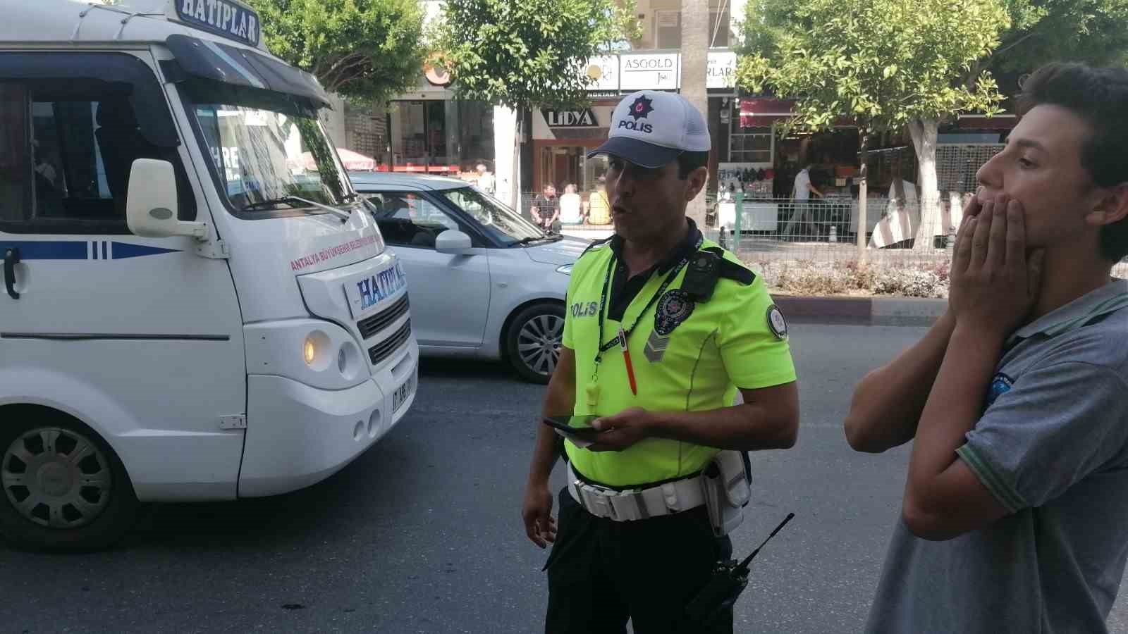 Kafalarında olması gereken kaskı motosiklete taktılar, cezalardan kaçamadılar