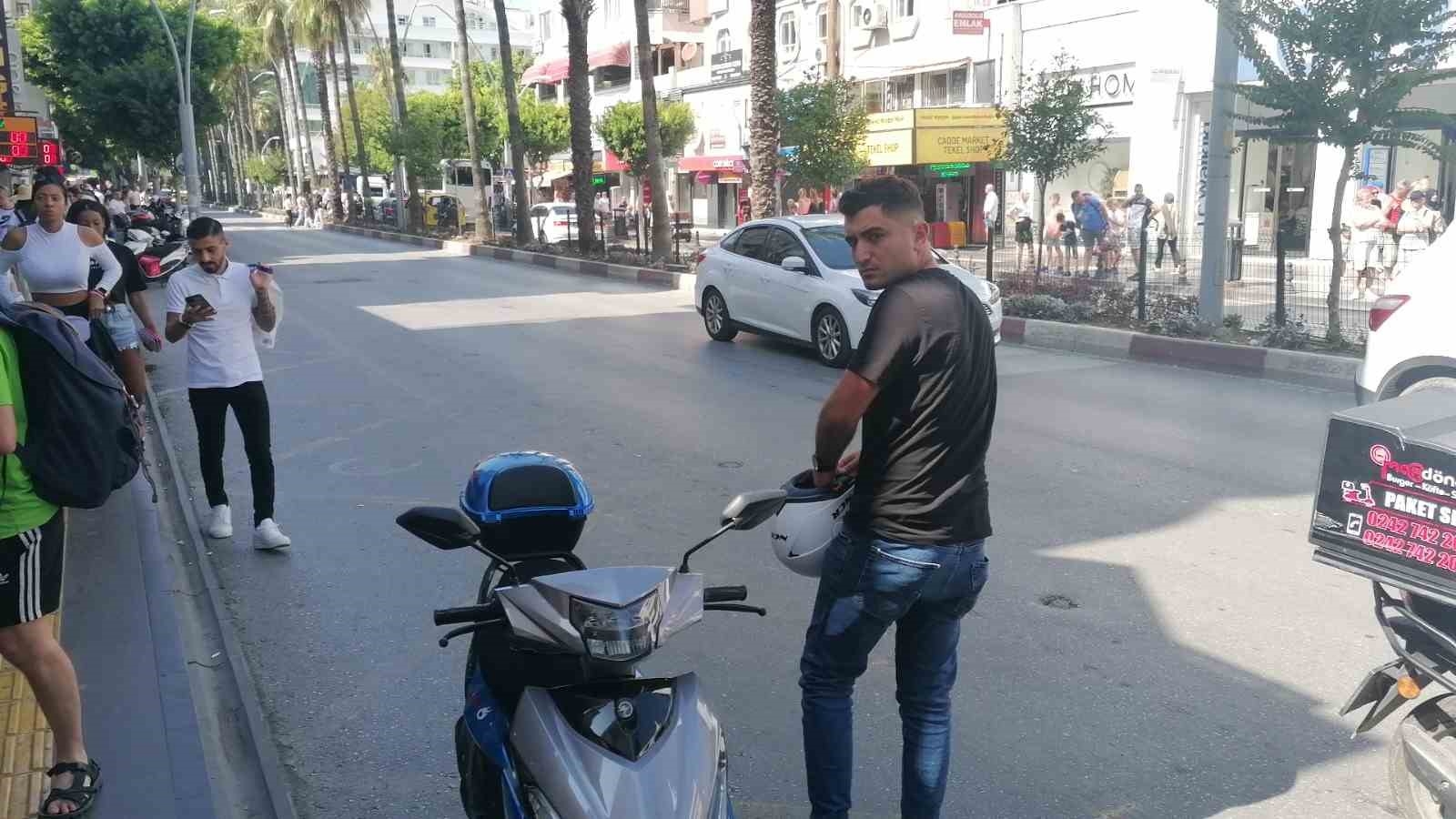 Kafalarında olması gereken kaskı motosiklete taktılar, cezalardan kaçamadılar