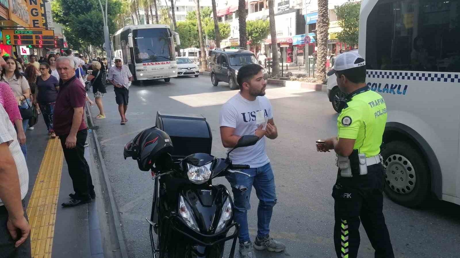 Kafalarında olması gereken kaskı motosiklete taktılar, cezalardan kaçamadılar