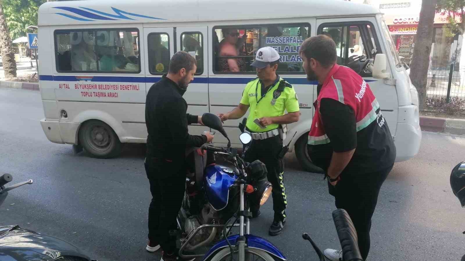 Kafalarında olması gereken kaskı motosiklete taktılar, cezalardan kaçamadılar