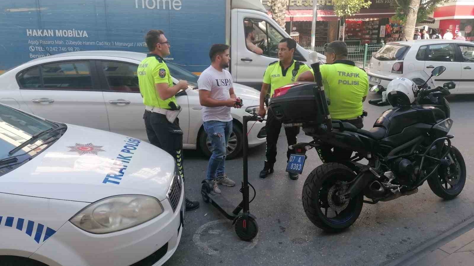 Kafalarında olması gereken kaskı motosiklete taktılar, cezalardan kaçamadılar