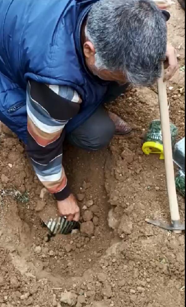 Kavga soruşturmasında, bahçeye kavanozla gömülmüş 1 kilo uyuşturucu ele geçirildi