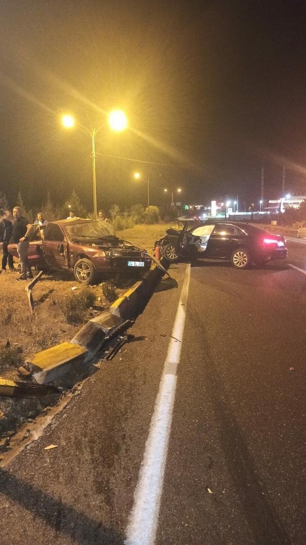 Kavşakta 2 otomobil çarpıştı; uzman çavuş öldü, 2 yaralı