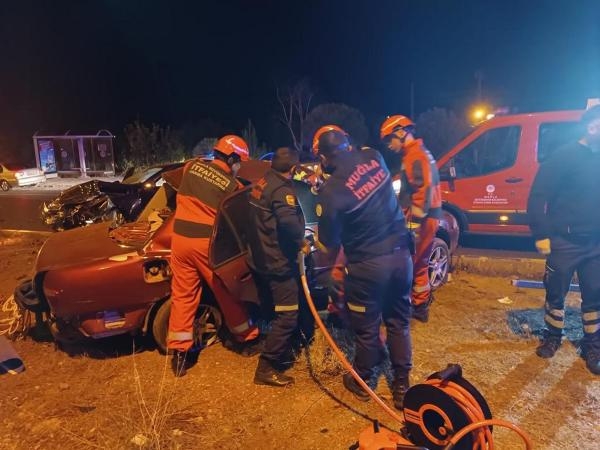 Kavşakta 2 otomobil çarpıştı; uzman çavuş öldü, 2 yaralı