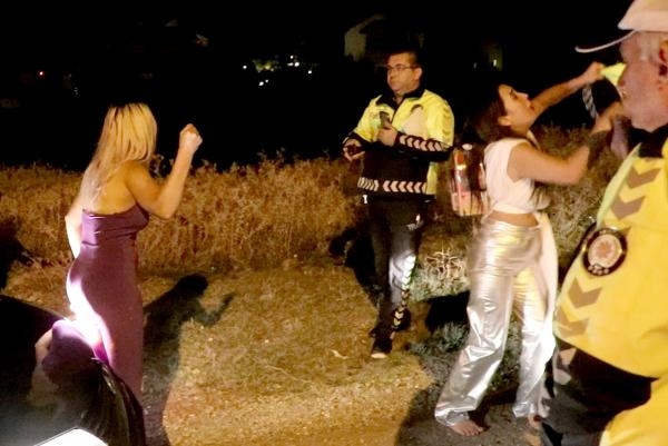 Kazadan hafif sıyrıklarla kurdular, polise zor anlar yaşattılar