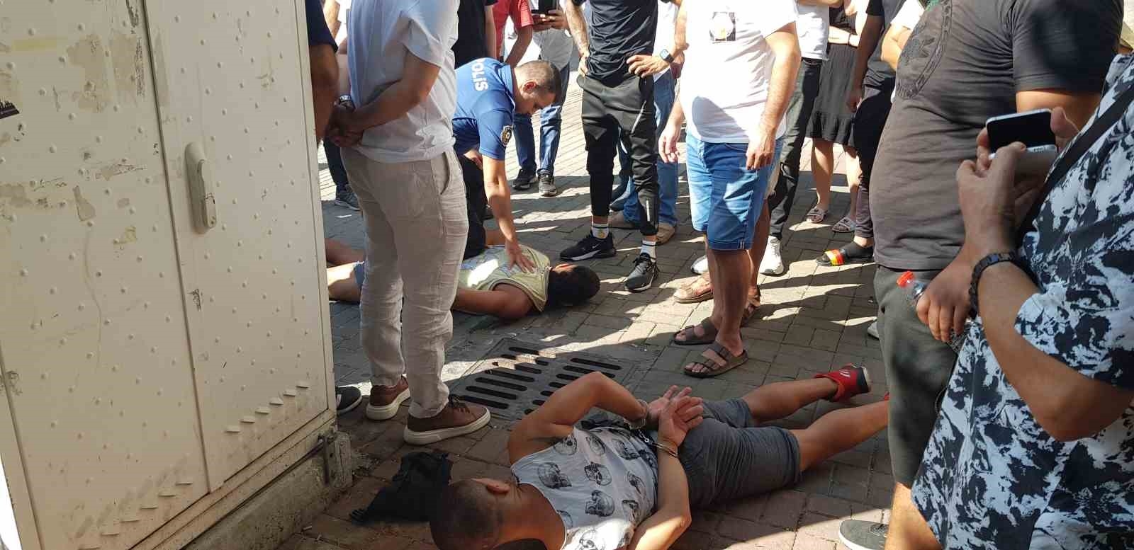 Kolombiyalı hırsızlık şüphelilerini 50 metre kovalayıp yere yatırdılar