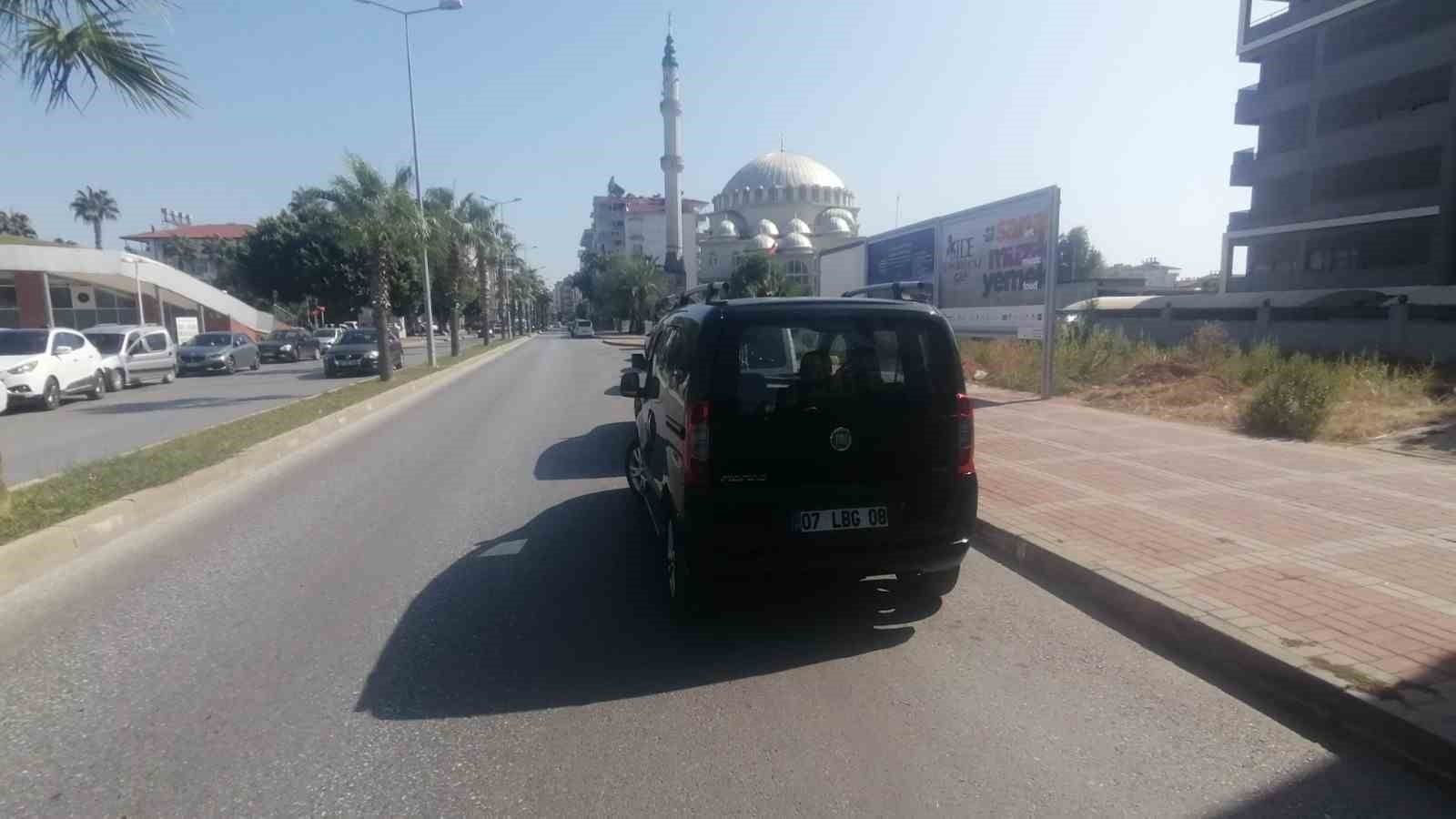 Manavgat'ta hafif ticari araçla motosiklet çarpıştı: 1 yaralı