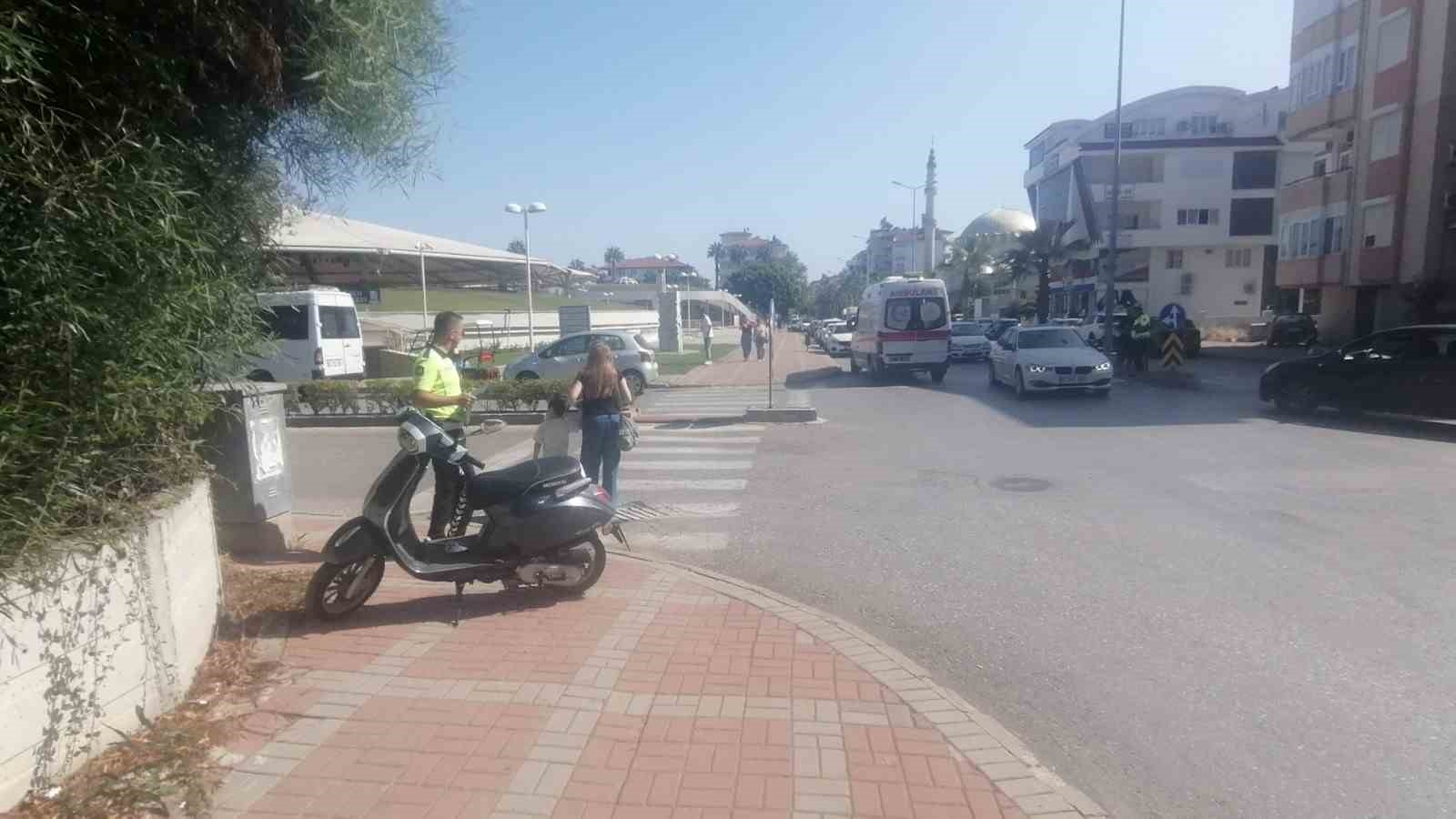 Manavgat'ta hafif ticari araçla motosiklet çarpıştı: 1 yaralı