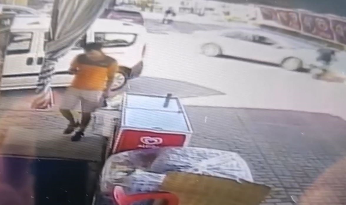 Motosiklet ile arabanın kazası kameralara yansıdı