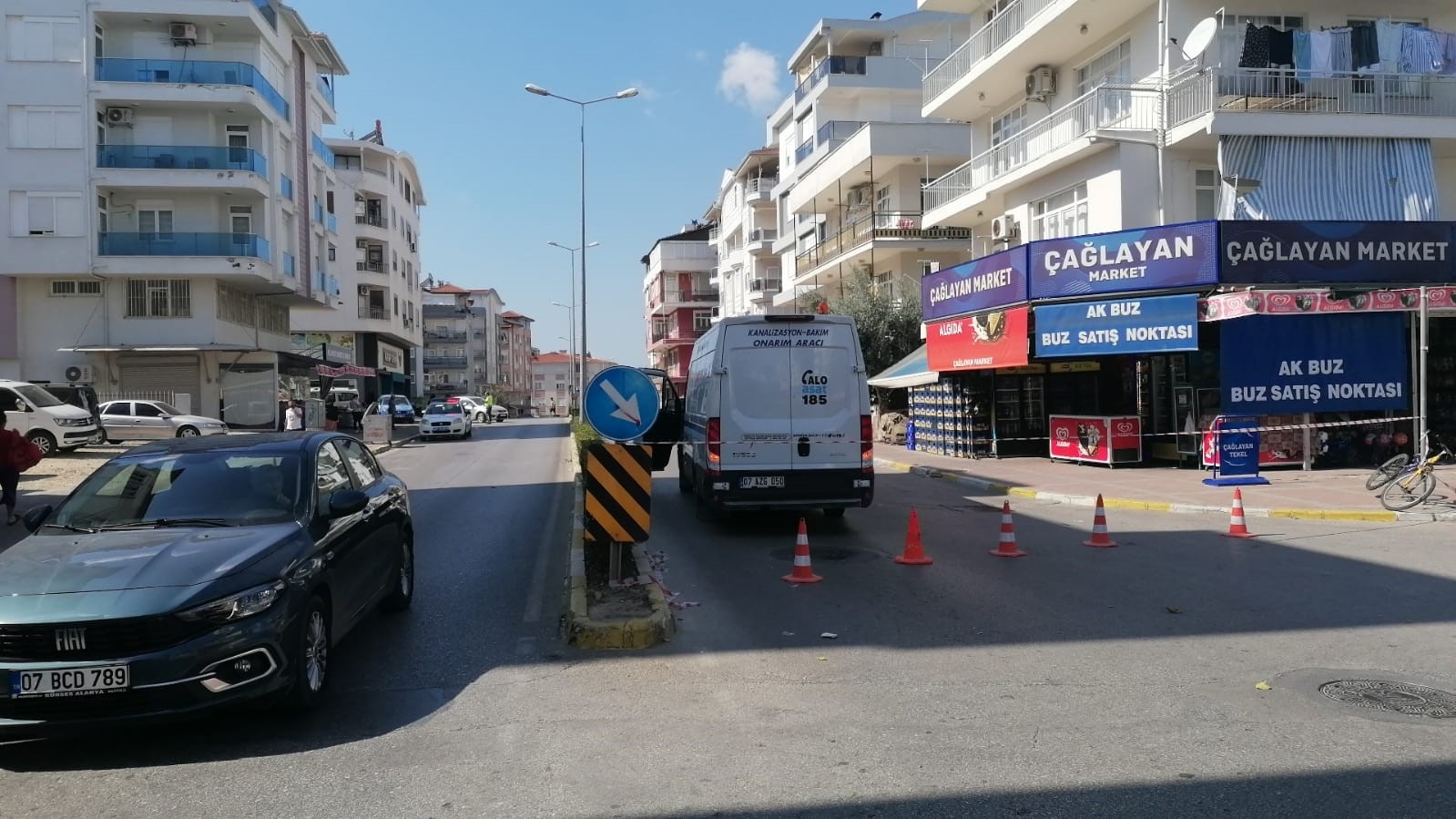 Motosiklet ile arabanın kazası kameralara yansıdı