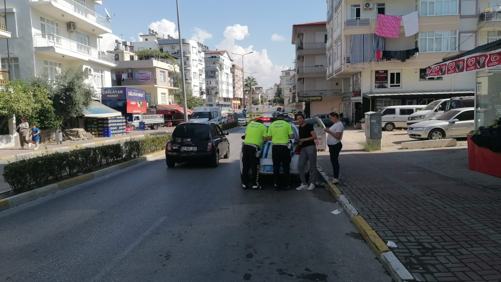 Motosiklet ile arabanın kazası kameralara yansıdı