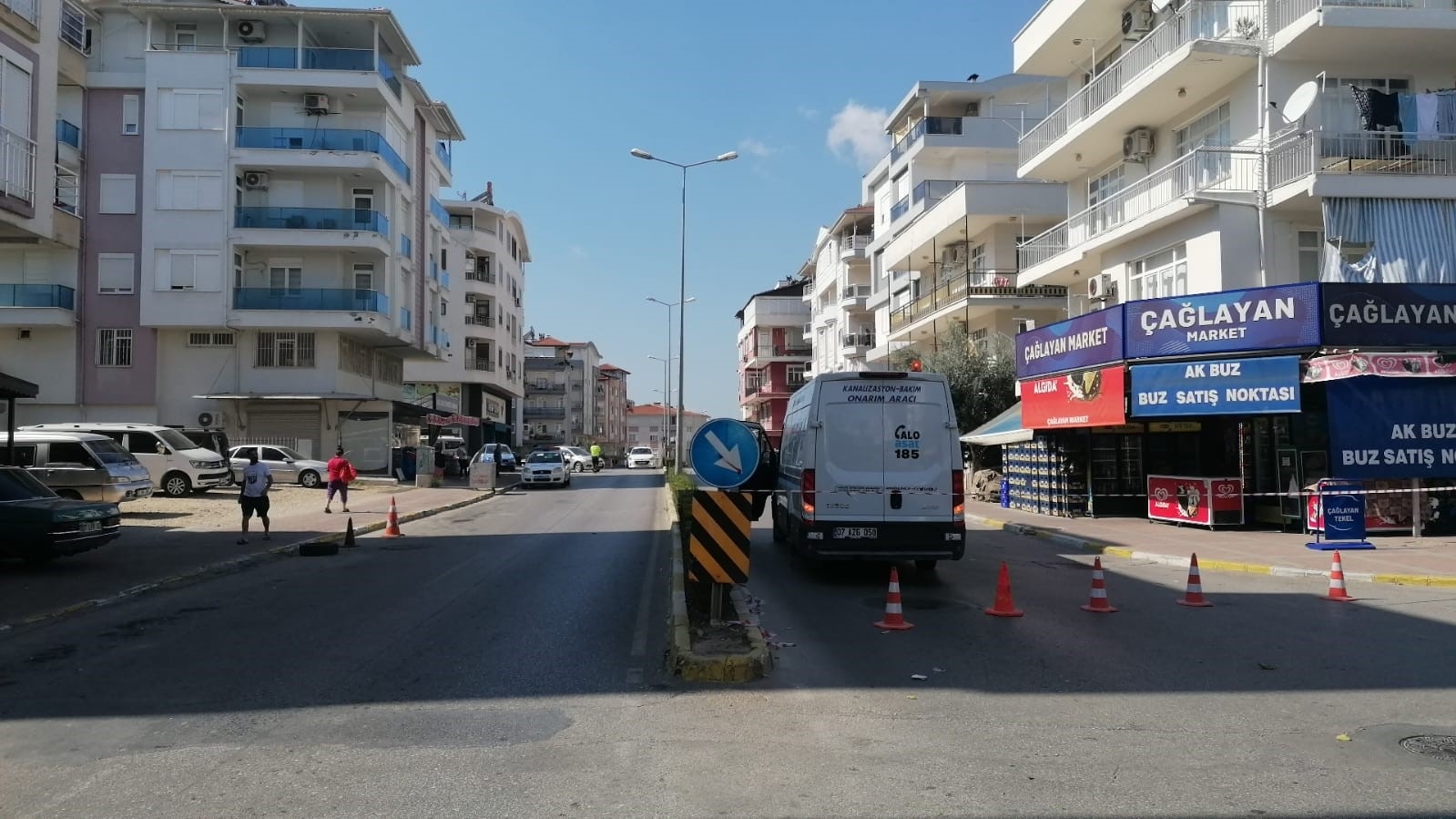 Motosiklet ile arabanın kazası kameralara yansıdı