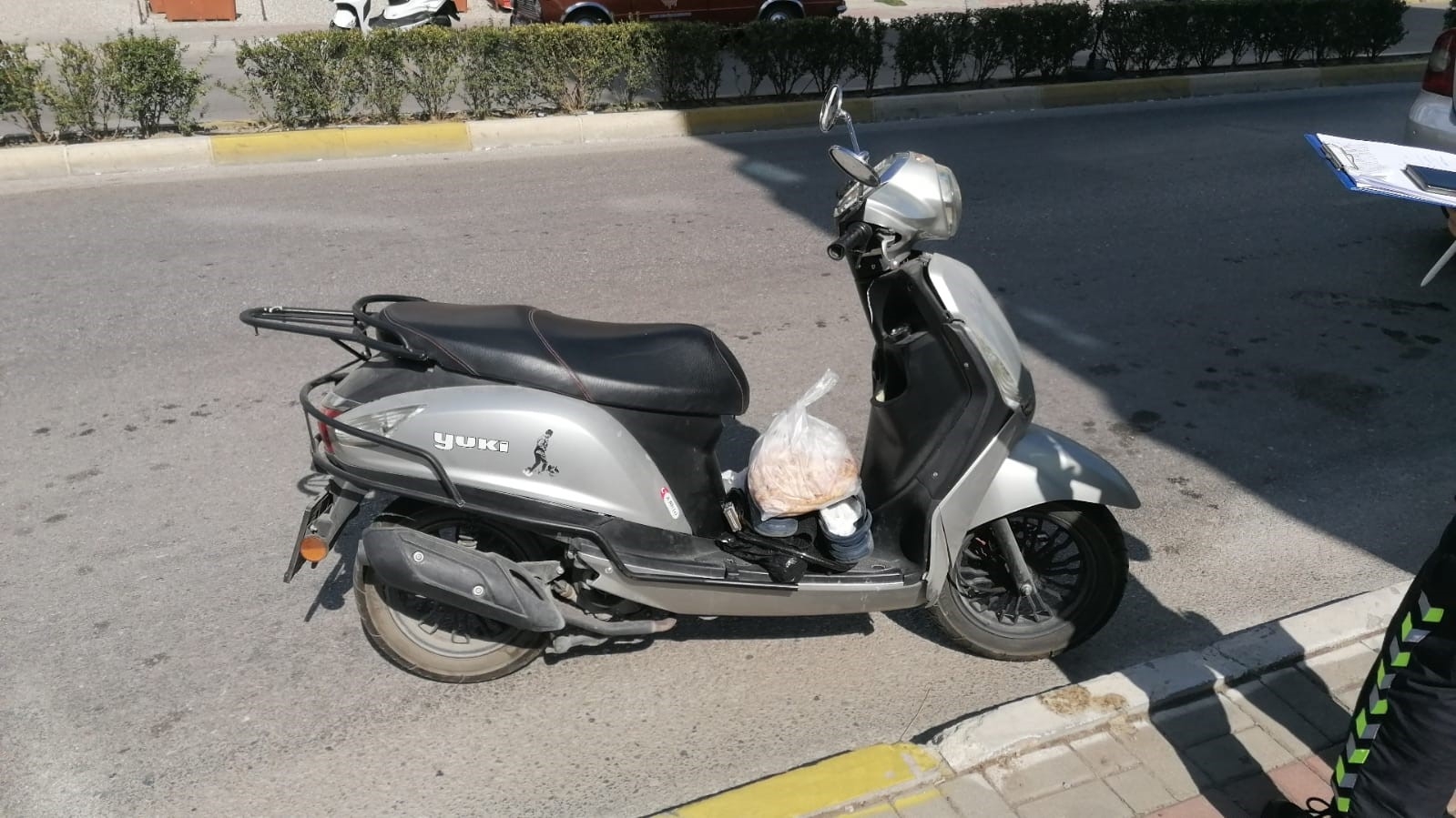Motosiklet ile arabanın kazası kameralara yansıdı