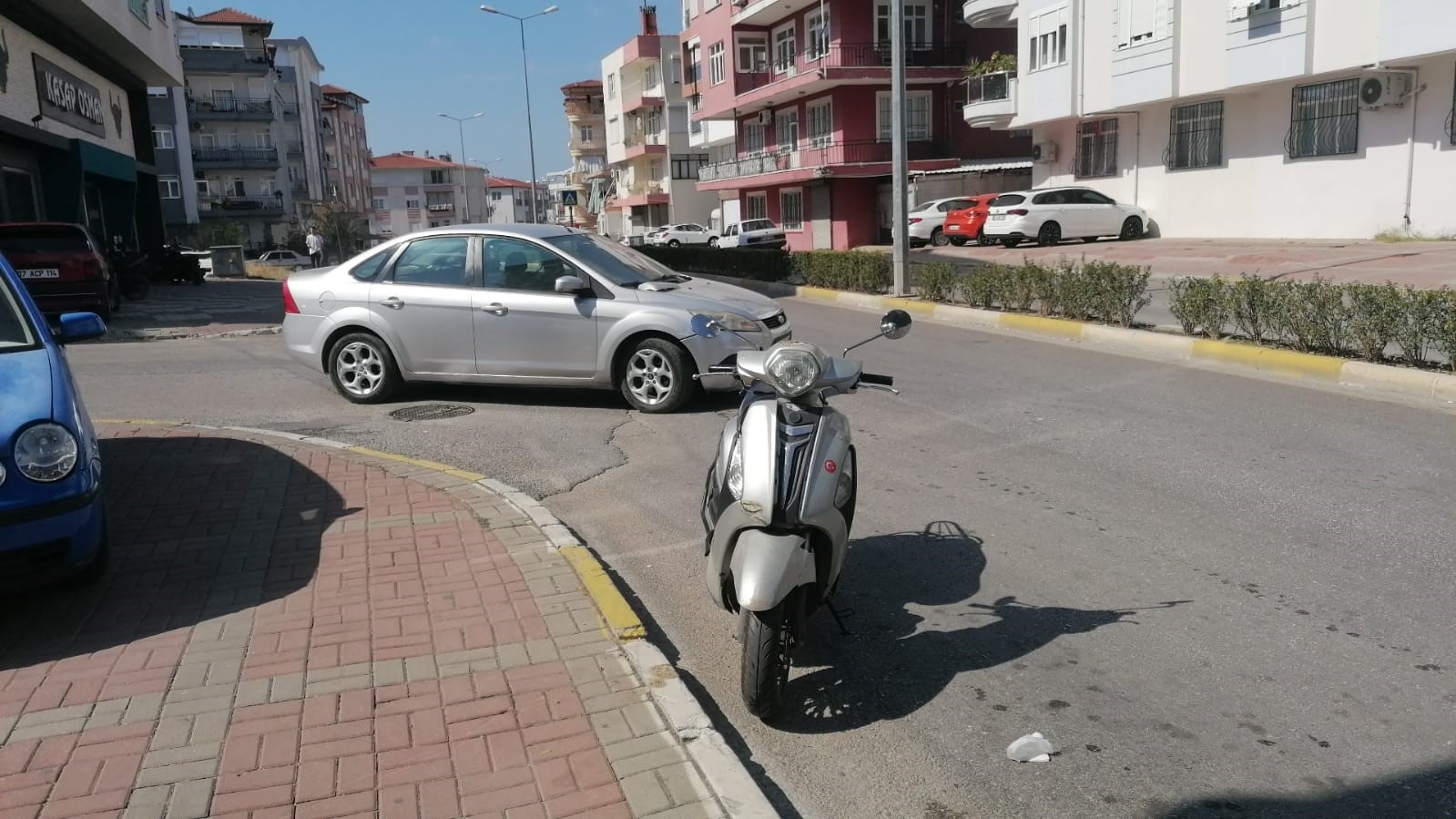 Motosiklet ile arabanın kazası kameralara yansıdı