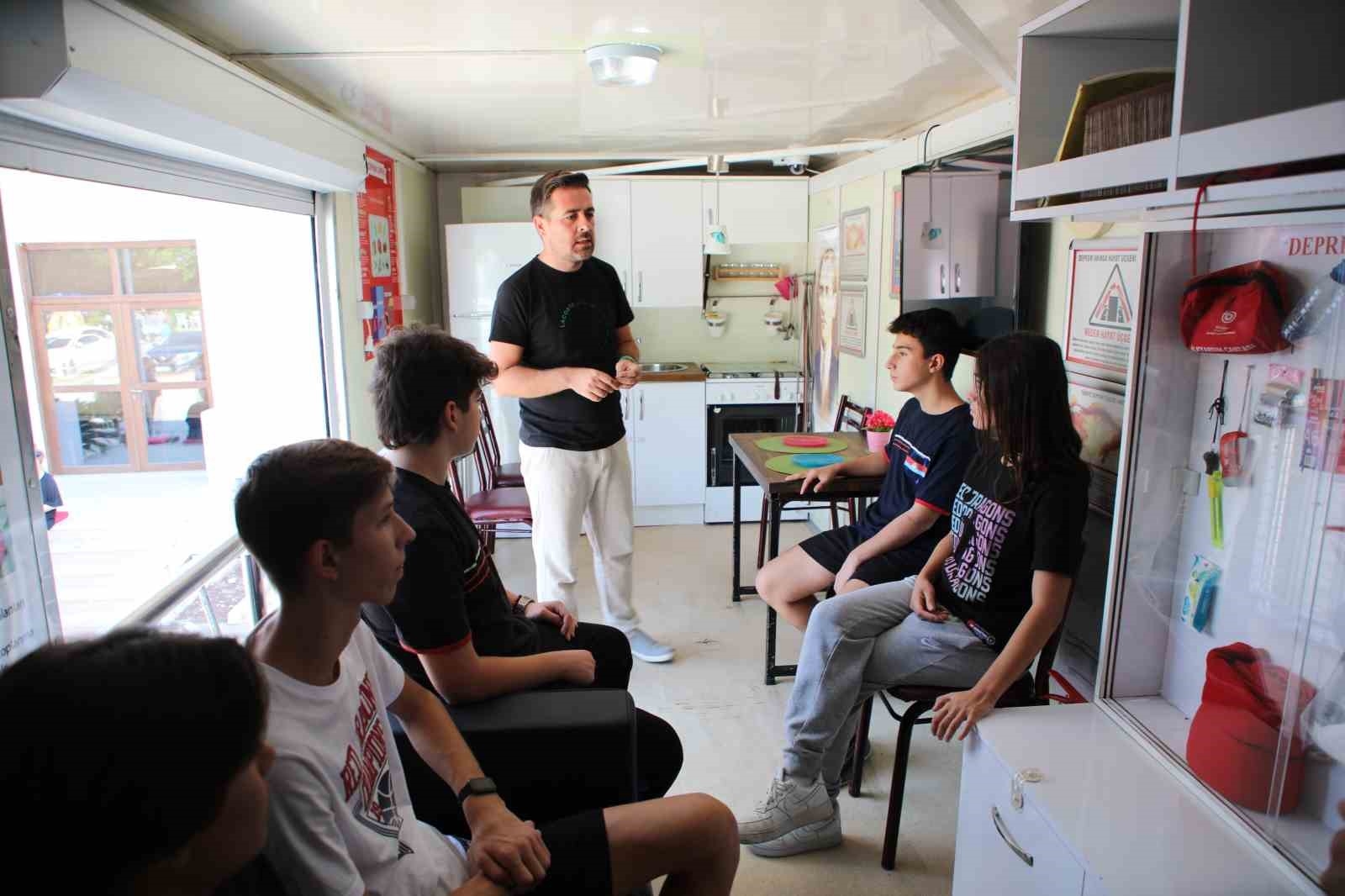 Öğrencilere deprem simülasyon tırında eğitim