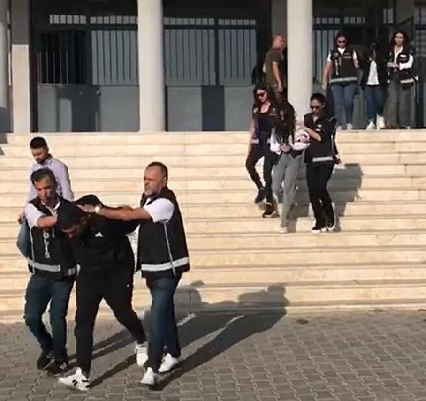 Otomobilde, ruhsatsız 199 tabanca ele geçirildi, 3 gözaltı