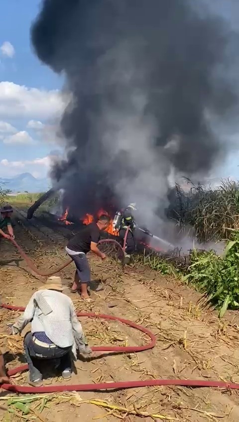 Silaj makinesi ve traktör alev topuna döndü, işçiler zor kurtuldu