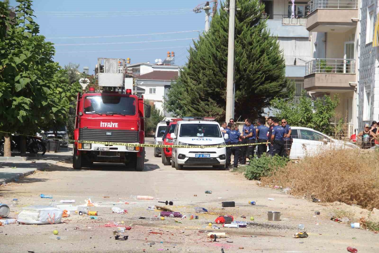 Sinir krizi geçiren kadın, tüm evde ne varsa pencereden sokağa attı