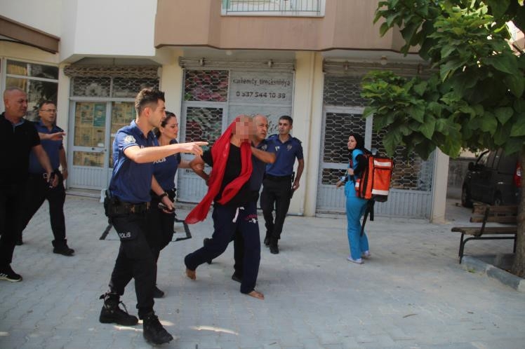 Sinir krizi geçiren kadın, tüm evde ne varsa pencereden sokağa attı